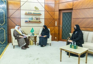 أمير الشرقية يطلع على برامج ومبادرات جمعية مشاعل الخير لتنمية المرأة