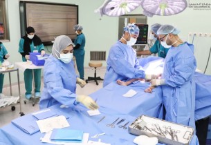 جراحة معقدة في مستشفى سليمان الحبيب تنقذ طفلاً من فقدان مفصلي الورك