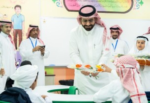 بمتابعة الأمير سعود بن طلال.. وكيل محافظة الأحساء يشارك الطلاب أول أيام العام الدراسي