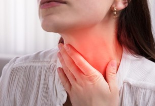 هل يساعد الشاي في تخفيف تهيج الحلق؟ طبيب يوضح