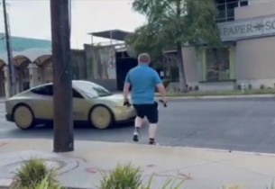 بالفيديو.. رجل يتحدى سيارة تسلا ذاتية القيادة بالقفز أمامها