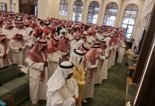 أهالي الأحساء يؤدون الصلاة على ضحايا طريق العقير – العيون