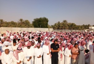 بالصور… هكذا شيع أهالي الأحساء الراحلون إثر حادث طريق العقير المأساوي