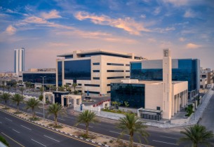 بالروبوت الجراحي.. نجاح عملية دقيقة لمريض ثلاثيني في مستشفى المواساة
