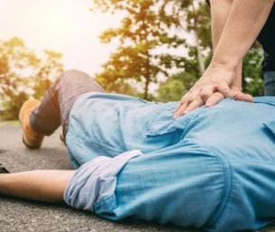 خالد النمر يحذر من خطأ شائع عند إغماء شخص: لا تحاول إخراج لسانه