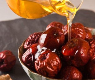 الخضيري: كل أنواع التمر والعسل ترفع السكر.. وهذه الطريقة الآمنة لتناولها