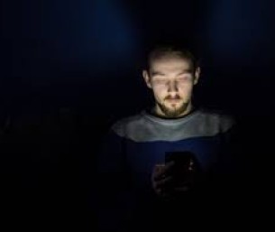 كم ساعة أمام الشاشة آمنة يوميًا؟.. أخصائي عيون يوضح