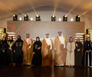 بتقنيات حديثة.. محافظ الأحساء يدشن مصنع حياكة البشوت