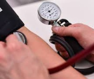 تقرير صحي يحذّر: ارتفاع ضغط الدم يهدد الشباب لهذه الأسباب