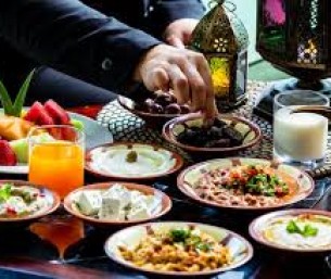 تحذير من المقليات والسكريات.. استشاري يوضح مواصفات الإفطار المتوازن في رمضان