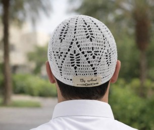 «الطاقية الحساوية».. هوية متجددة تُحاك بخيوط الكروشيه