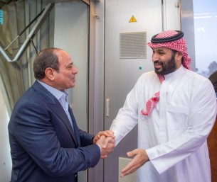 رئيس جمهورية مصر يصل إلى جدة وسمو ولي العهد في مقدمة مستقبليه