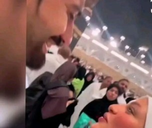 بالفيديو| أمام الكعبة.. زوجة تطلب من زوجها القسم بعدم خيانتها والأخير يرفض