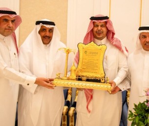 مجلس أسرة أمير الشهاب يكرّم حمد العيسى مدير عام تعليم الأحساء السابق