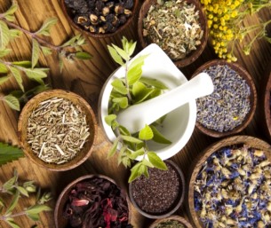 8 أعشاب طبيعية لتخفيف غازات البطن والانتفاخ.. أستاذ العقاقير يوضح