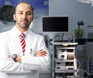 استشاري باطنة يحذر من إهمال السحور أو تقديمه.. ويؤكد: وجبة متوازنة تحميك من الإجهاد