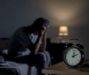 اضطرابات النوم تحت المجهر.. تحذيرات رسمية ودعوة لتغيير نمط الحياة