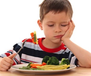 خبيرة تغذية: 12 محاولة كفيلة بتغيير علاقة طفلك بالطعام