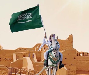 مسيرة وطنية احتفاءً بيوم العلم السعودي في ممشى الأمانة بالأحساء