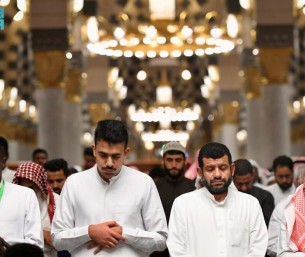 وسط السكينة والطمأنينة.. جموع المصلين يشهدون ختم القرآن الكريم في المسجد النبوي