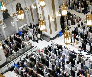 قاصدو المسجد الحرام يشهدون ختم القرآن الكريم ليلة 29 من شهر رمضان