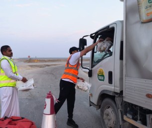 فريق المراح التطوعي ينجز مشروع “إفطار المتجول” ويوزع 6000 وجبة