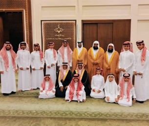 أهالي العيون يؤدون صلاة عيد الفطر في جامع الأمير سلطان وسط أجواء إيمانية