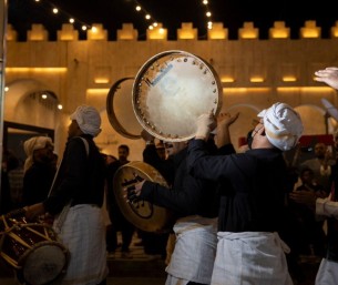 أهازيج القرقيعان تملأ أروقة سوق القيصرية التاريخي بالأحساء