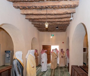  محافظ الأحساء يتفقد مسجد أم زرينيق ضمن مشروع تطوير المساجد التاريخية