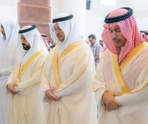 محافظ الأحساء يؤدي صلاة الجمعة بجامع الغنام بالمبرز تعزيزًا للترابط الاجتماعي