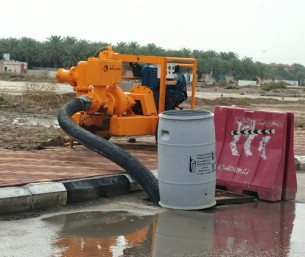 بالصور.. بلدية العيون تكثّف جهودها لمواجهة الأمطار وتوزّع مضخات لشفط تجمعات المياه