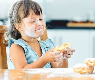 3 حلويات فقط للطفل في العيد.. استشاري قلب يحذر من برمجة الدماغ على السكر