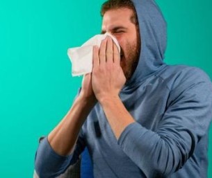 تحذير طبي من كتم العطسة: قد يؤدي إلى مضاعفات خطيرة