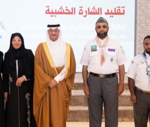 محافظ الأحساء يقلّد أول قائدة كشفية بالشرقية الشارة الخشبية 