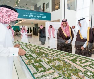 محافظ الأحساء يدشّن مركز مبيعات “وجهة الورود” ويطّلع على تجربة تسويق الوجهة