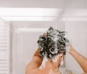 حقيقة أم خرافة؟.. أطباء الجلدية يحسمون الجدل حول غسل الشعر وعلاقته بالصلع والشيب