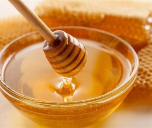 العسل بديل صحي للسكر المكرر في المشروبات.. فوائد غذائية يحتاجها الجسم