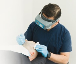 عيادات زراعة الشعر تحت الرقابة.. حملات تفتيش مكثفة تلاحق المخالفين لحماية المرضى