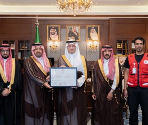 محافظ الأحساء يستقبل المدير العام لفرع الهلال الأحمر بالشرقية.. ويتسلّم شهادة الامتثال الإسعافي