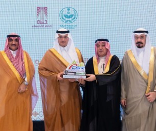 محافظ الأحساء يتسلّم مفتاح “المدينة العربية المسؤولة اجتماعيًا 2026”