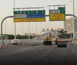 أمانة الأحساء تواصل أعمال سفلتة شارع عين نجم