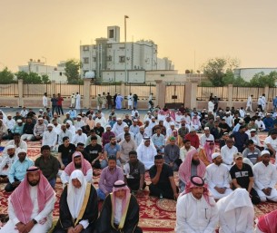 بالصور.. أهالي مدينة العيون يؤدون صلاة عيد الأضحى المبارك