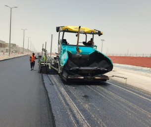 أمانة الأحساء تواصل أعمال السفلتة بشارع الأمير تركي بن عبدالعزيز بمدينة العيون
