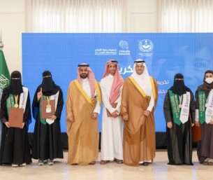 محافظ الأحساء يكرّم أبناء جمعية بصمات المتوّجين في آيتكس 2026