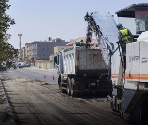 بدء صيانة طريق الأمير منصور بن متعب بحي النايفية في الأحساء