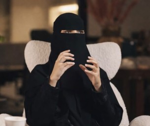 الحزم الواعي بديل العقاب.. الأخصائية جوهرة المطر تكشف أسرار التربية لـ “الواحة نيوز”