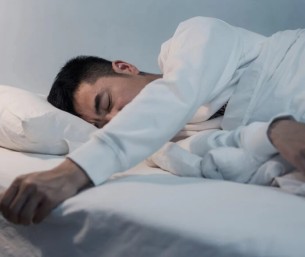 استشاري قلب: العصبية بعد العمل وخمول العصر ليسا مجرد ضغوط.. بل مؤشر على خلل غذائي