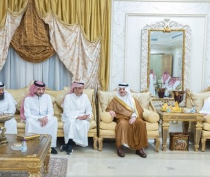 أمير الشرقية يقدم التعازي لأبناء الدكتور بكر بن عبدالله بن بكر في وفاة والدهم