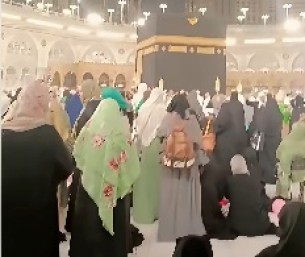 فيديو| «يارب يشوف كل الحريم ضفادع وسحالي».. دعاء طريف لزوجة مصرية أمام الكعبة