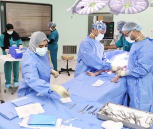 جراحة معقدة في مستشفى سليمان الحبيب تنقذ طفلاً من فقدان مفصلي الورك